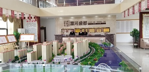 公園里,人在林水間,游園賞景,鳥語花香。